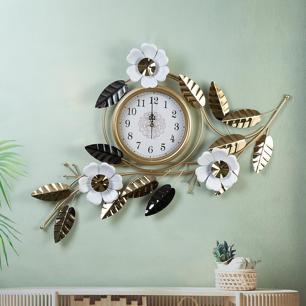 ساعة حائط فاخرة بتصميم زهري معدني – ديكور راقٍ لكل منزل مغربي